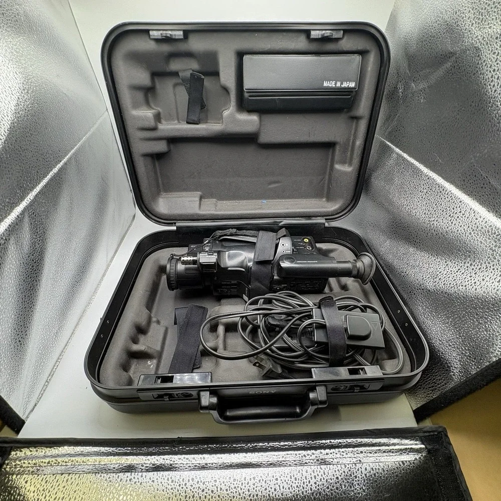 Sony CCD-F70 Camcorder, Hard Shell Case, Accessories VTG Video 8 NTSC Video READ